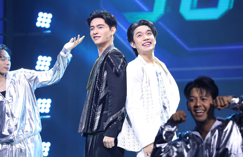 ภาพโปรโมตละครเวที เมืองมารยา เดอะมิวสิคัล ที่มีนักแสดงนำ แพท สุธาสินี, อแมนด้า ออบดัม และ เจมส์ มาร์ 10