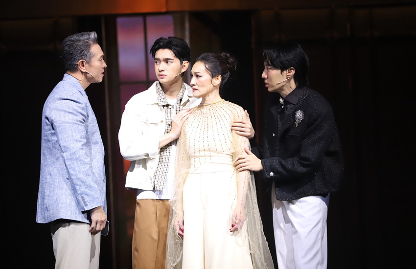 ภาพโปรโมตละครเวที เมืองมารยา เดอะมิวสิคัล ที่มีนักแสดงนำ แพท สุธาสินี, อแมนด้า ออบดัม และ เจมส์ มาร์ 8