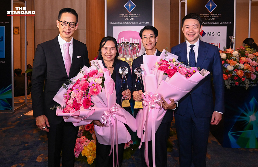 ภาพผู้บริหารเมืองไทยประกันชีวิตรับรางวัลจาก คปภ. ในงานมอบรางวัลประกันภัยดีเด่น 5