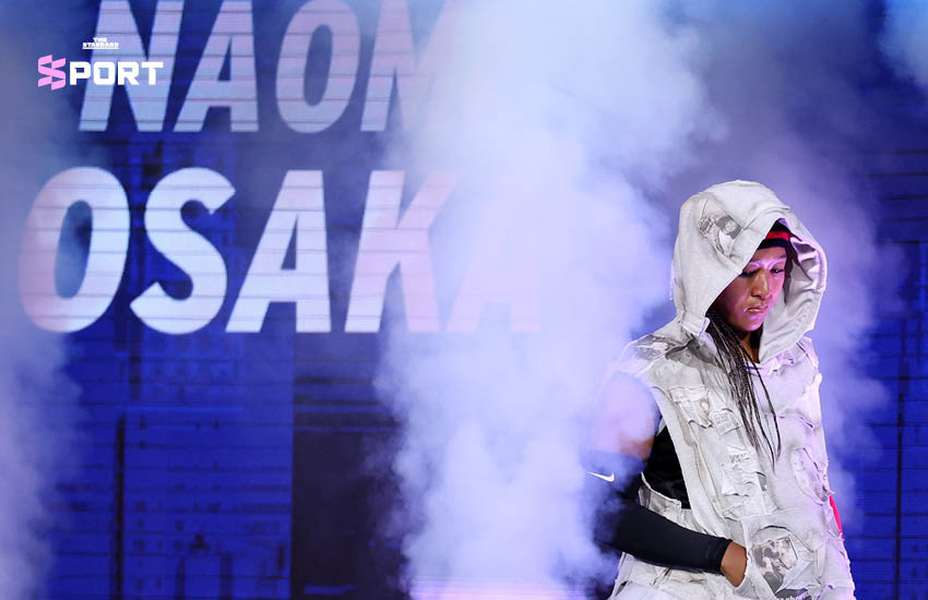 นาโอมิ โอซากะ ในชุดแข่งขันที่ได้รับแรงบันดาลใจจาก อัลเลน ไอเวอร์สัน ระหว่างการแข่งขันเทนนิส US Open 2