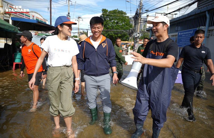 ณัฐพงษ์ เรืองปัญญาวุฒิ ลงพื้นที่จังหวัดนนทบุรี ตรวจสอบระบบระบายน้ำและแจกจ่ายอาหารให้ผู้ประสบภัย 1