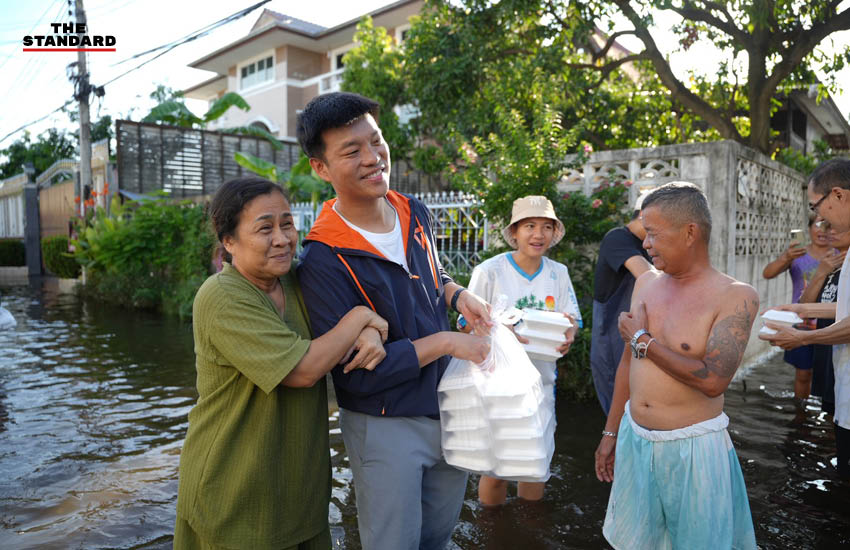 ณัฐพงษ์ เรืองปัญญาวุฒิ ลงพื้นที่จังหวัดนนทบุรี ตรวจสอบระบบระบายน้ำและแจกจ่ายอาหารให้ผู้ประสบภัย 6