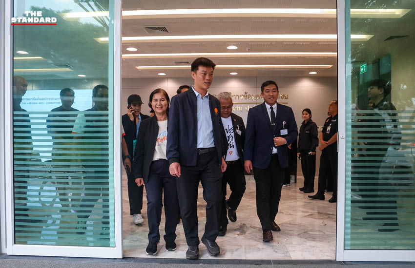 ณัฐพงษ์และพริษฐ์ยื่นเอกสารหลักฐานต่อเจ้าหน้าที่ ป.ป.ช. เพื่อตรวจสอบ กกต. กรณีเลือก สว. 4