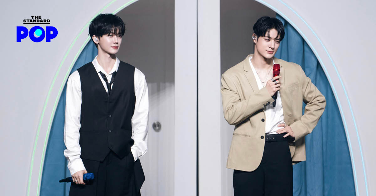 ภาพ JENO และ JAEMIN จาก NCT JNJM กำลังแสดงบนเวทีแฟนมีตติ้ง