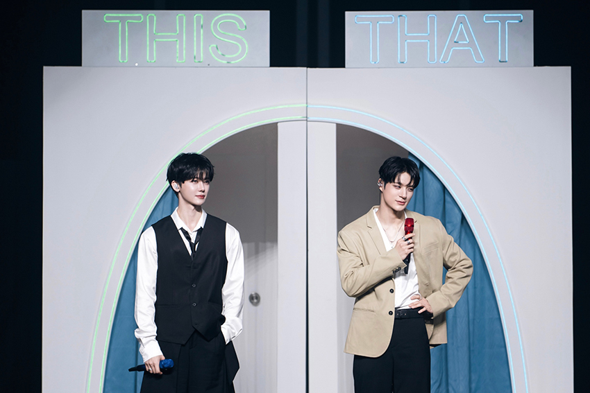 ภาพ JENO และ JAEMIN จาก NCT JNJM กำลังแสดงบนเวทีแฟนมีตติ้ง 1