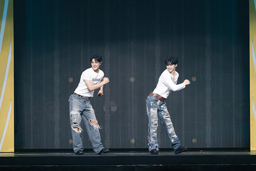 ภาพ JENO และ JAEMIN จาก NCT JNJM กำลังแสดงบนเวทีแฟนมีตติ้ง 4