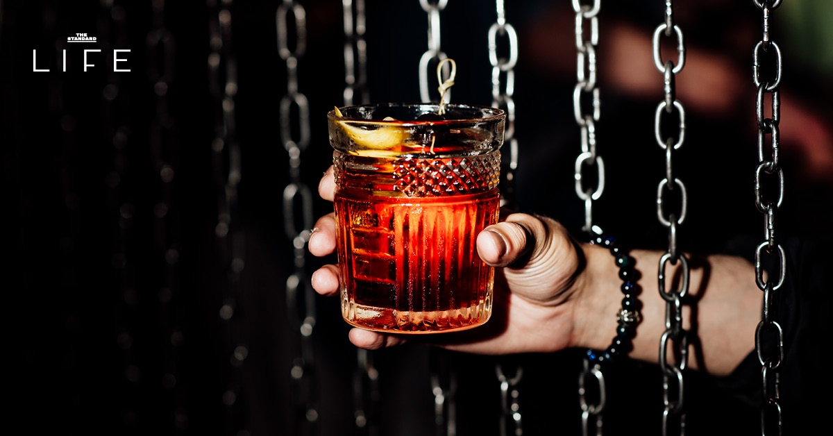 ภาพค็อกเทล Negroni วางอยู่บนพื้นหลังสีเข้ม
