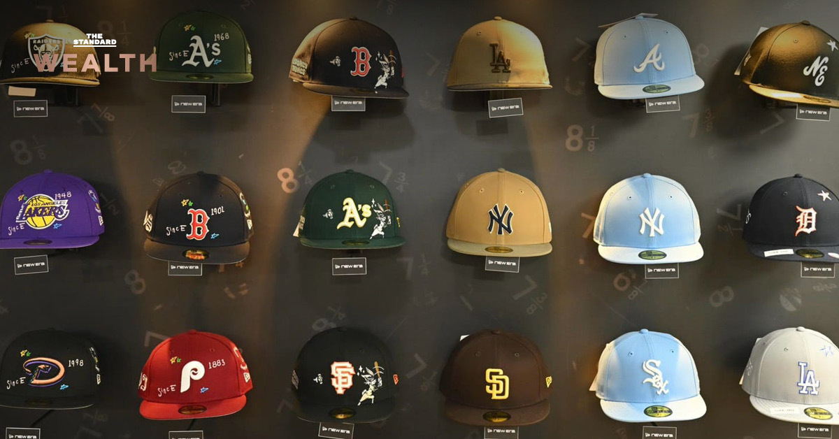 ภาพร้าน New Era หรือสินค้าหมวกและเสื้อผ้าจากคอลเล็กชัน New Era x F1