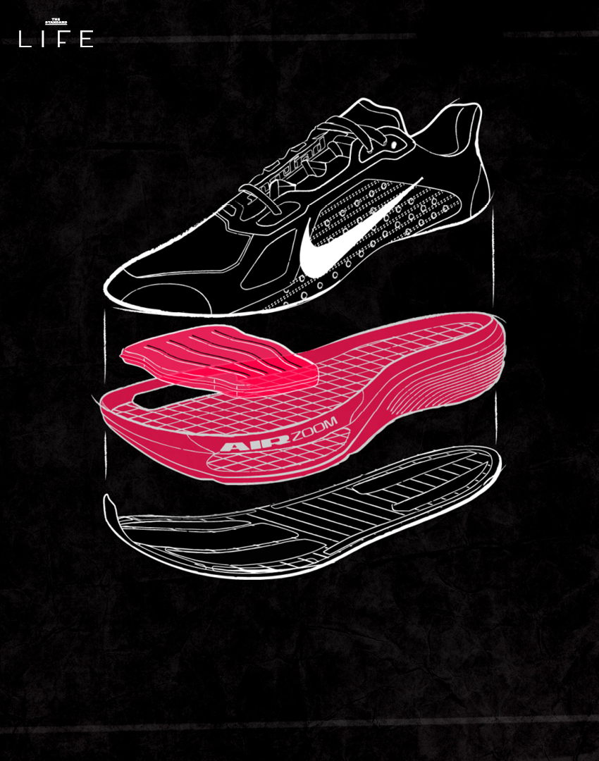 รองเท้าวิ่ง Nike Pegasus Plus 2 สีขาววางอยู่บนพื้น 2