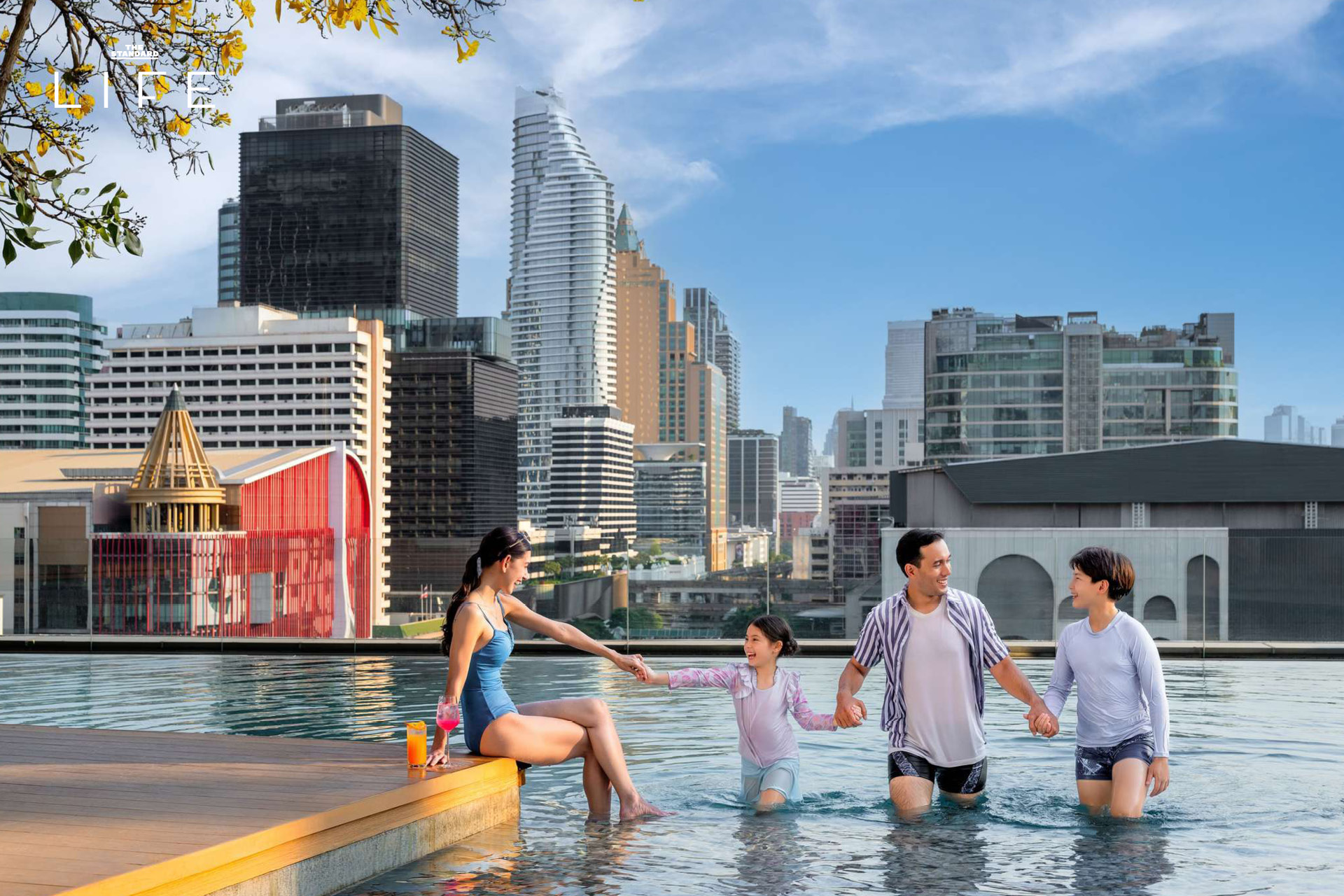 ภาพบรรยากาศโรงแรม Novotel ที่แสดงถึงการพักผ่อน อาหารสุขภาพ และกิจกรรมส่งเสริมสุขภาวะตามแนวคิด Longevity Everyday 7