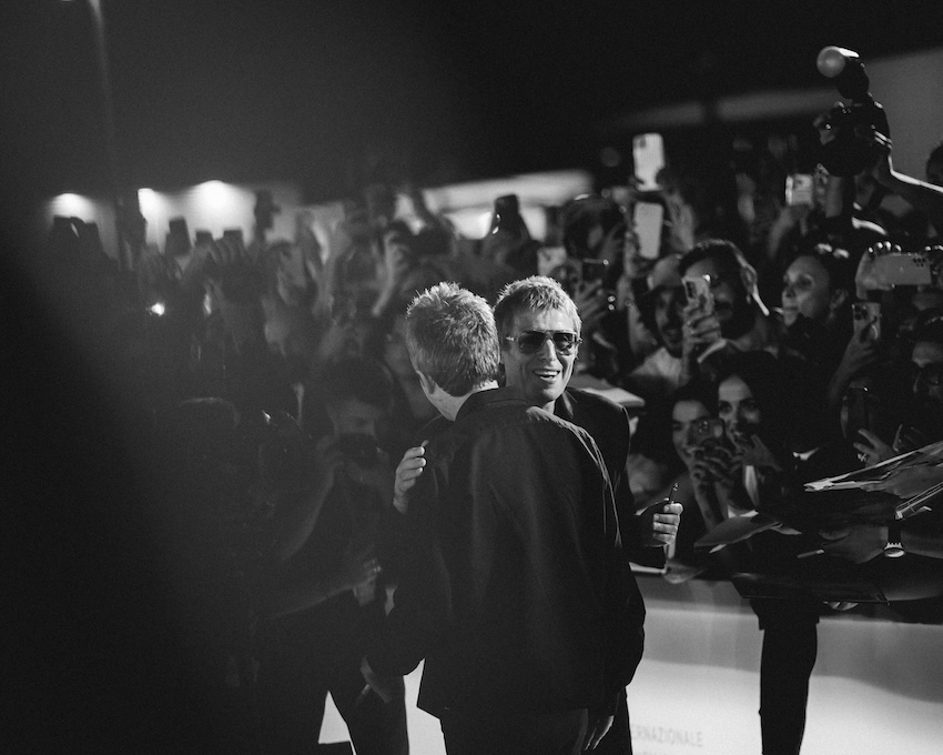 ภาพคอลลาจของสองพี่น้อง Gallagher วง Oasis พร้อมภาพแฟนคลับและบรรยากาศงานเทศกาลหนัง 1