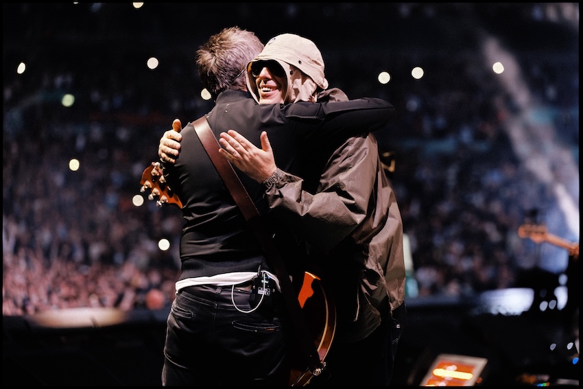 ภาพคอลลาจของสองพี่น้อง Gallagher วง Oasis พร้อมภาพแฟนคลับและบรรยากาศงานเทศกาลหนัง 10