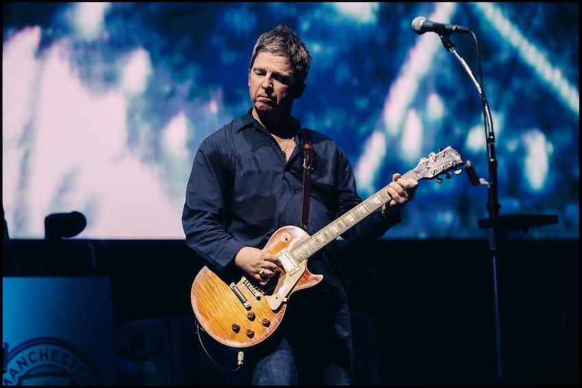 ภาพคอลลาจของสองพี่น้อง Gallagher วง Oasis พร้อมภาพแฟนคลับและบรรยากาศงานเทศกาลหนัง 2