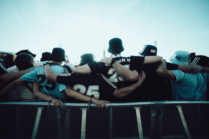 ภาพคอลลาจของสองพี่น้อง Gallagher วง Oasis พร้อมภาพแฟนคลับและบรรยากาศงานเทศกาลหนัง 3