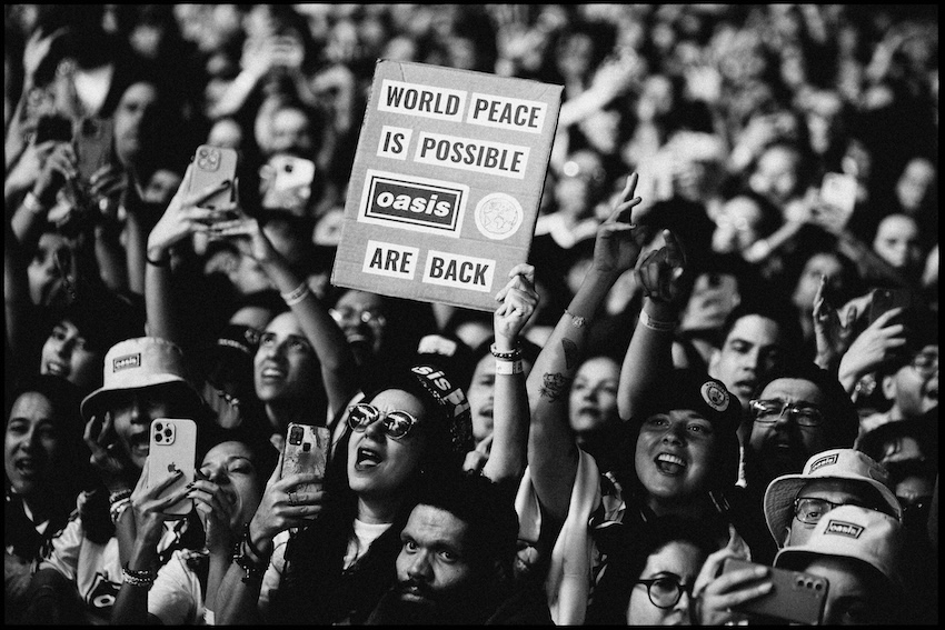 ภาพคอลลาจของสองพี่น้อง Gallagher วง Oasis พร้อมภาพแฟนคลับและบรรยากาศงานเทศกาลหนัง 4