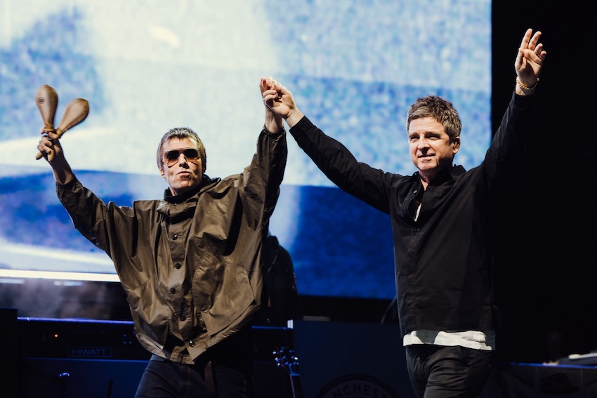ภาพคอลลาจของสองพี่น้อง Gallagher วง Oasis พร้อมภาพแฟนคลับและบรรยากาศงานเทศกาลหนัง 5