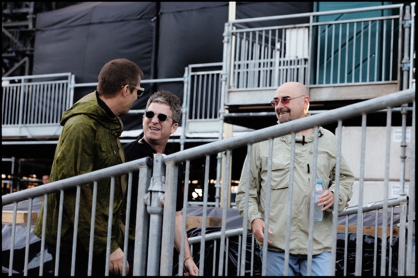 ภาพคอลลาจของสองพี่น้อง Gallagher วง Oasis พร้อมภาพแฟนคลับและบรรยากาศงานเทศกาลหนัง 7