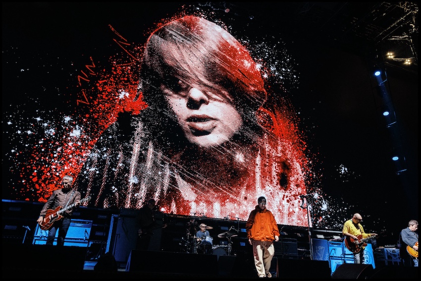 ภาพคอลลาจของสองพี่น้อง Gallagher วง Oasis พร้อมภาพแฟนคลับและบรรยากาศงานเทศกาลหนัง 8