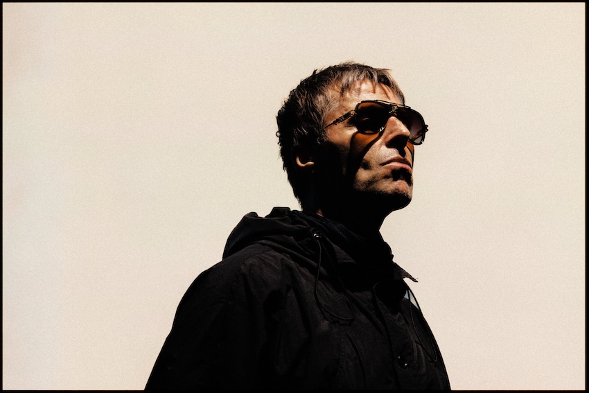 ภาพคอลลาจของสองพี่น้อง Gallagher วง Oasis พร้อมภาพแฟนคลับและบรรยากาศงานเทศกาลหนัง 9
