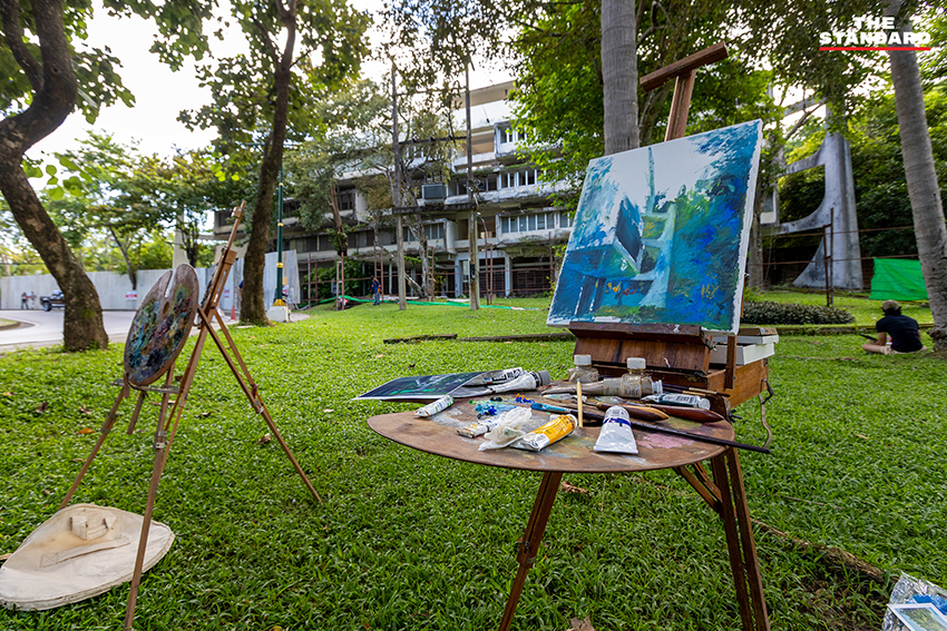 ภาพผู้เข้าร่วมกิจกรรม ‘Out Draw’ กำลังวาดภาพหอพักอ่างแก้ว มหาวิทยาลัยเชียงใหม่ ท่ามกลางการรื้อถอน 6