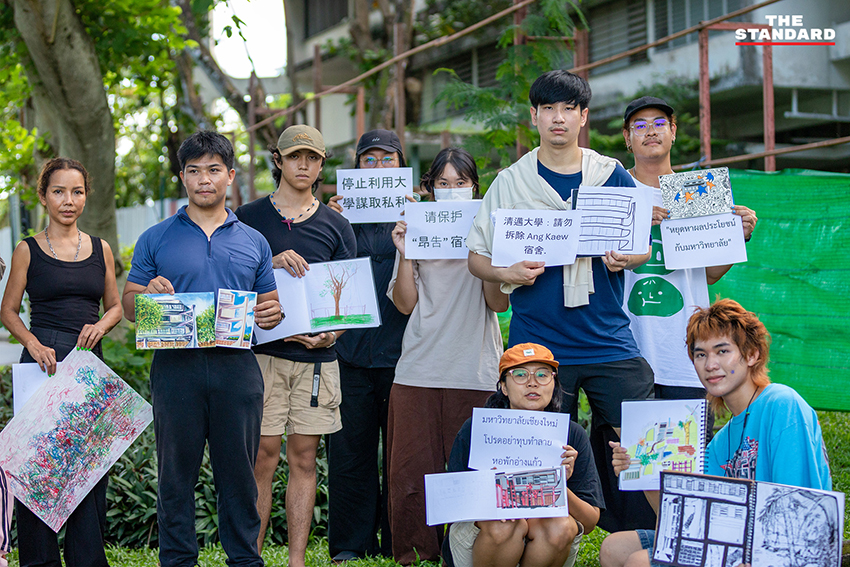 ภาพผู้เข้าร่วมกิจกรรม ‘Out Draw’ กำลังวาดภาพหอพักอ่างแก้ว มหาวิทยาลัยเชียงใหม่ ท่ามกลางการรื้อถอน 8