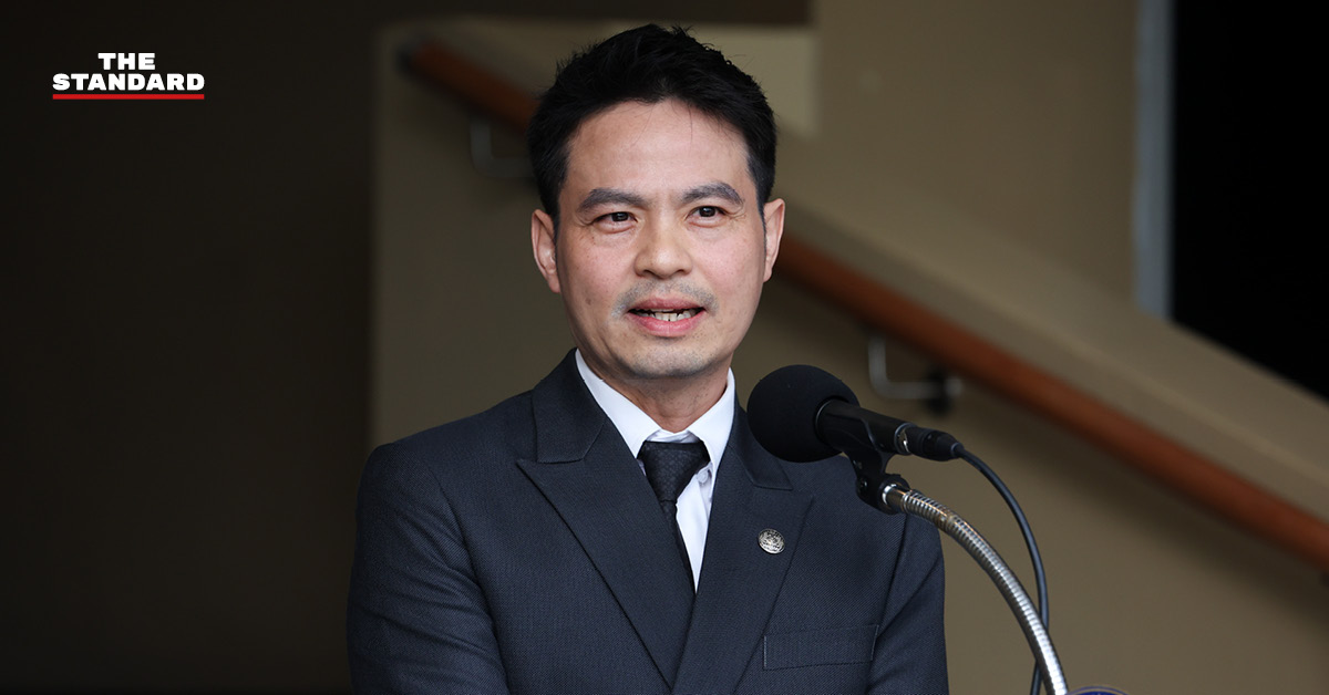 ภราดร ปริศนานันทกุล รัฐมนตรีประจำสำนักนายกรัฐมนตรี กำลังให้สัมภาษณ์สื่อมวลชน
