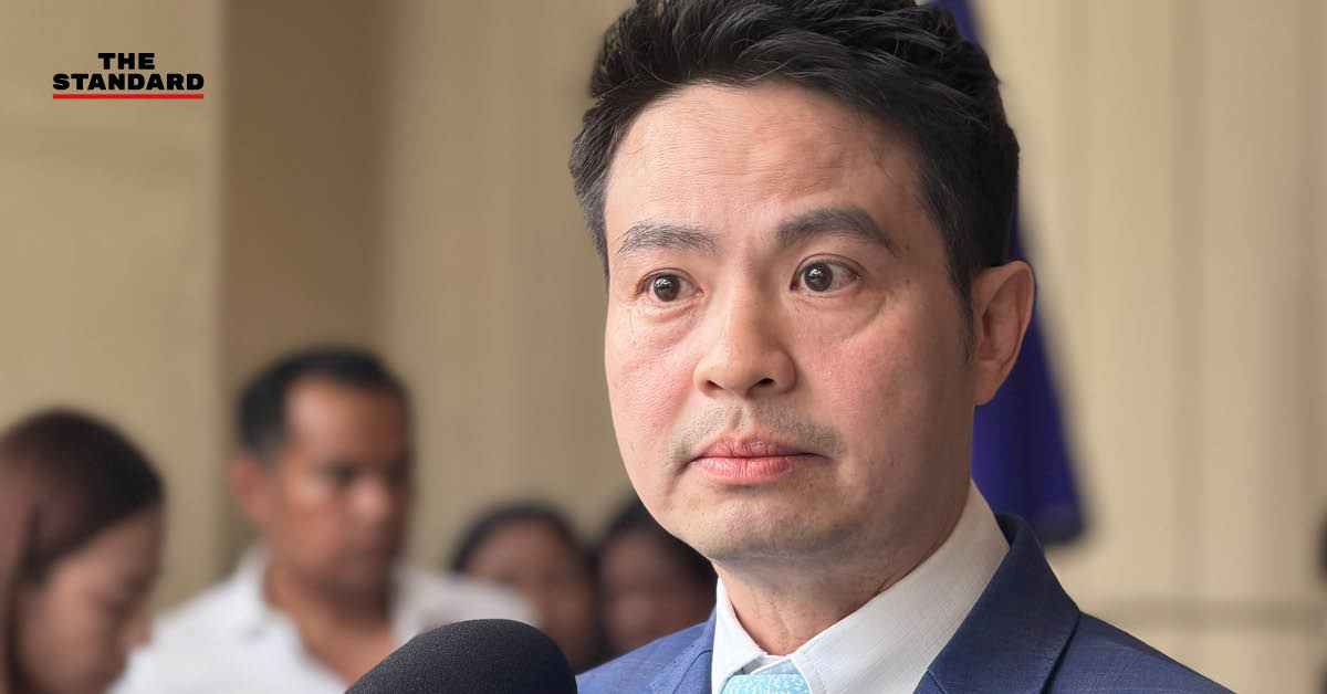 ภราดร ปริศนานันทกุล รัฐมนตรีประจำสำนักนายกรัฐมนตรี กำลังให้สัมภาษณ์สื่อมวลชน