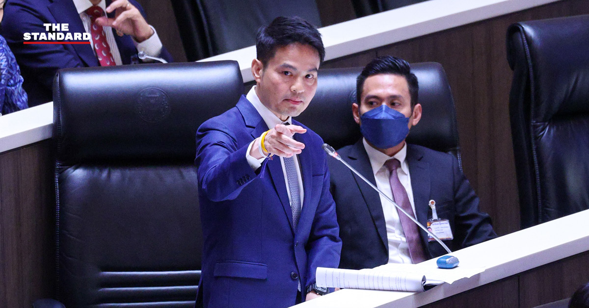 ภราดร ปริศนานันทกุล สส. อ่างทอง พรรคภูมิใจไทย กำลังอภิปรายในที่ประชุมสภาผู้แทนราษฎร