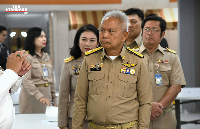 โสภณ ซารัมย์ ประธานรัฐสภา ตรวจสอบฝ้าเพดานโรงอาหารกินนี่พร้อมเจ้าหน้าที่กรมโยธาธิการและผังเมือง 1