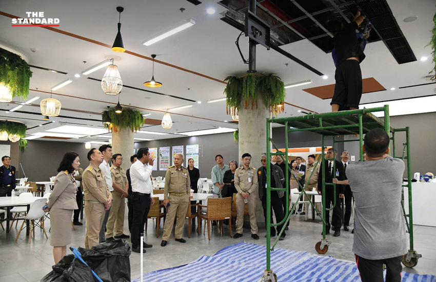 โสภณ ซารัมย์ ประธานรัฐสภา ตรวจสอบฝ้าเพดานโรงอาหารกินนี่พร้อมเจ้าหน้าที่กรมโยธาธิการและผังเมือง 2