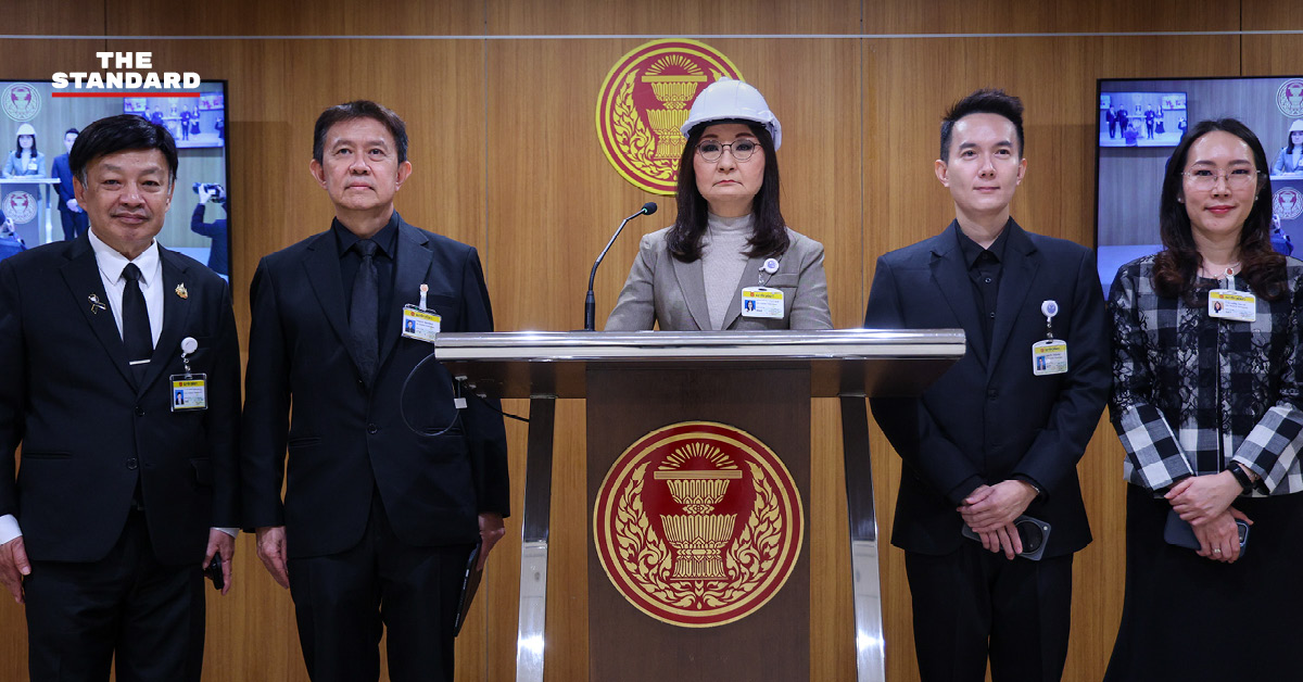 นันทนา นันทวโรภาส สวมหมวกนิรภัยแถลงข่าวประเด็นความไม่ปลอดภัยของอาคารรัฐสภา