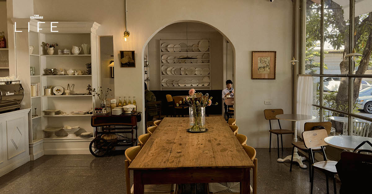 ภาพบรรยากาศภายในร้าน PAR.RIS Atelier ที่ตกแต่งด้วยโทนสีขาวและเฟอร์นิเจอร์ไม้
