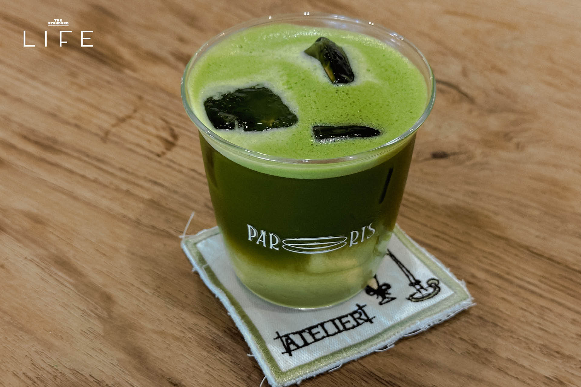 ภาพบรรยากาศภายในร้าน PAR.RIS Atelier ที่ตกแต่งด้วยโทนสีขาวและเฟอร์นิเจอร์ไม้ 12