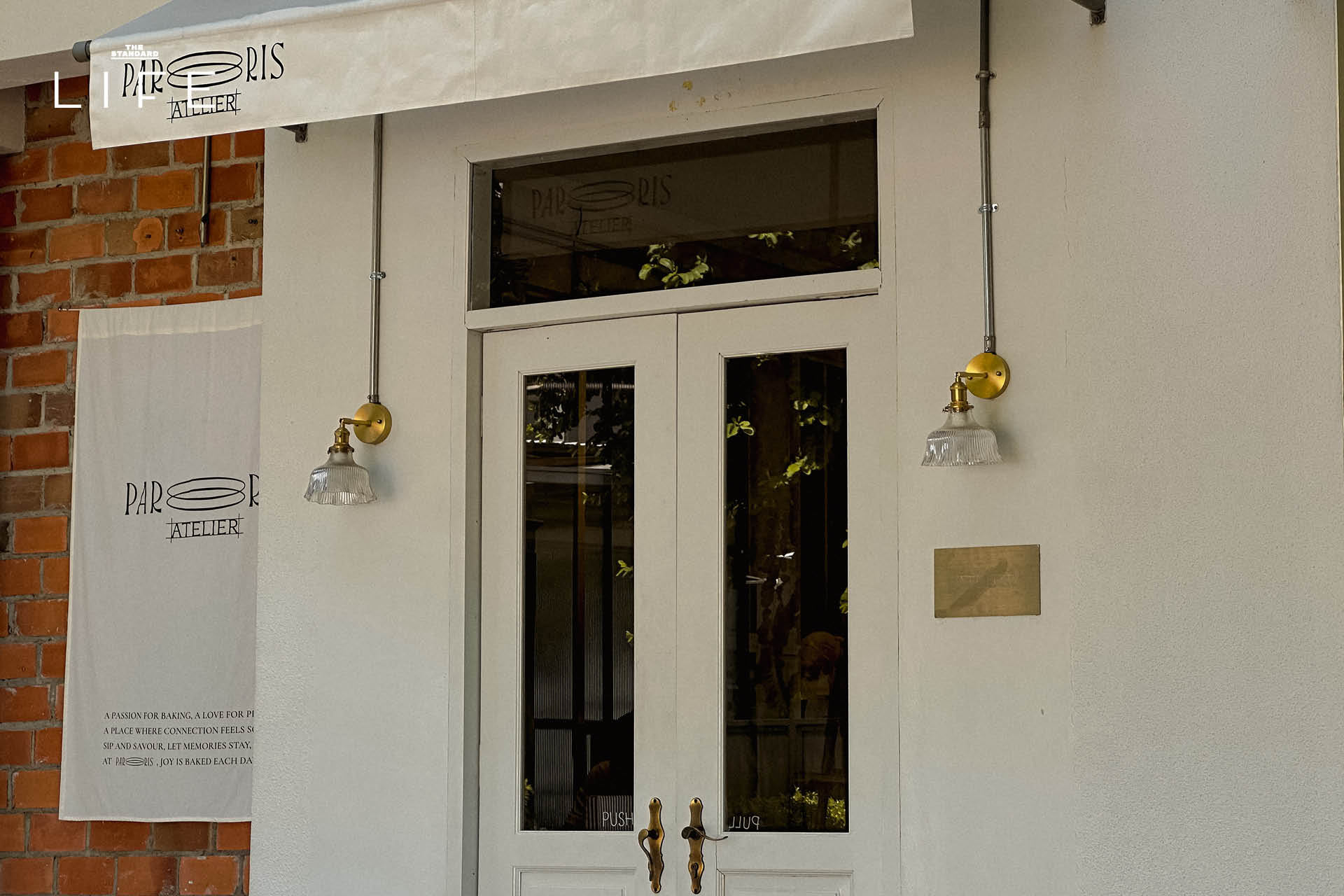 ภาพบรรยากาศภายในร้าน PAR.RIS Atelier ที่ตกแต่งด้วยโทนสีขาวและเฟอร์นิเจอร์ไม้ 2