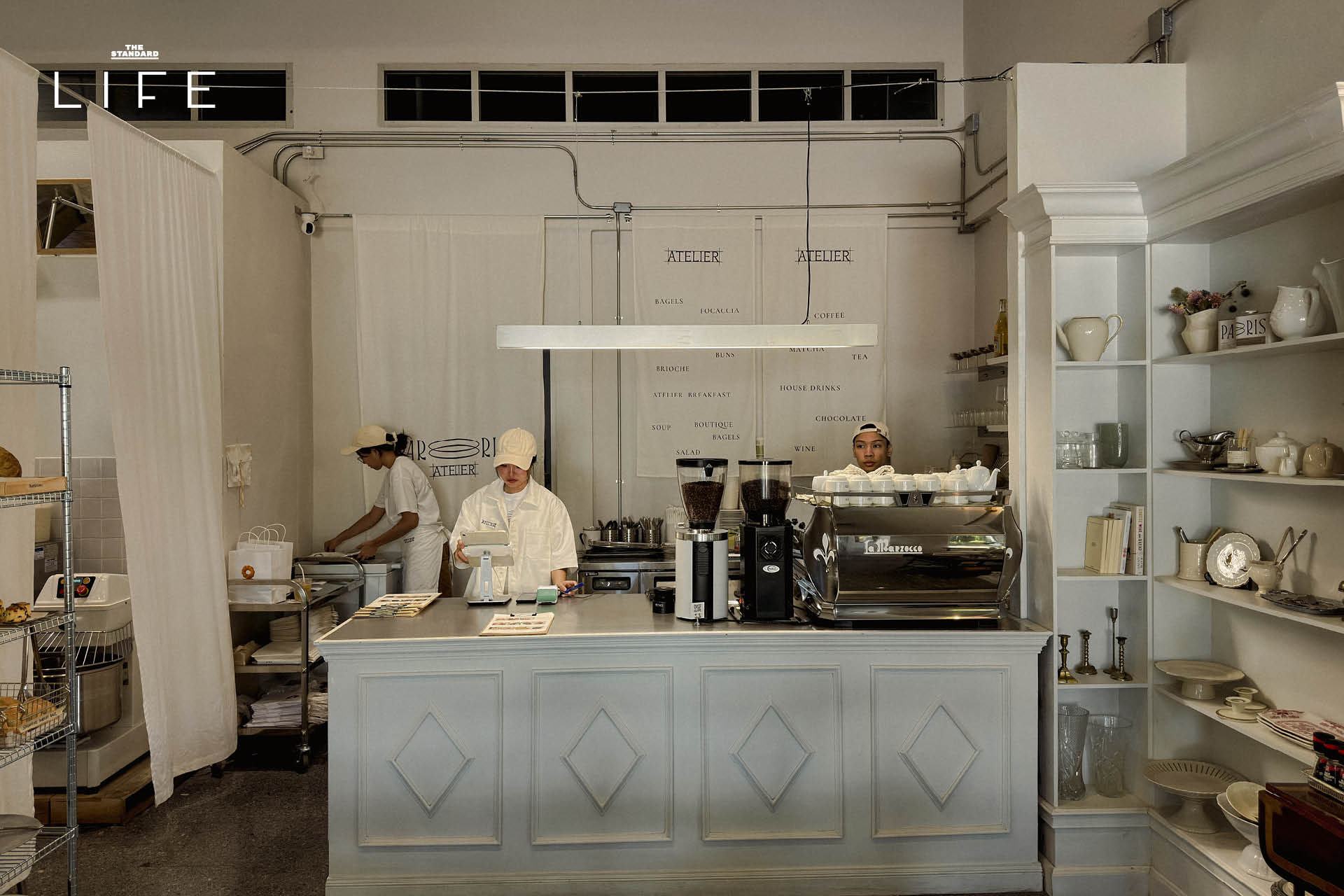ภาพบรรยากาศภายในร้าน PAR.RIS Atelier ที่ตกแต่งด้วยโทนสีขาวและเฟอร์นิเจอร์ไม้ 4