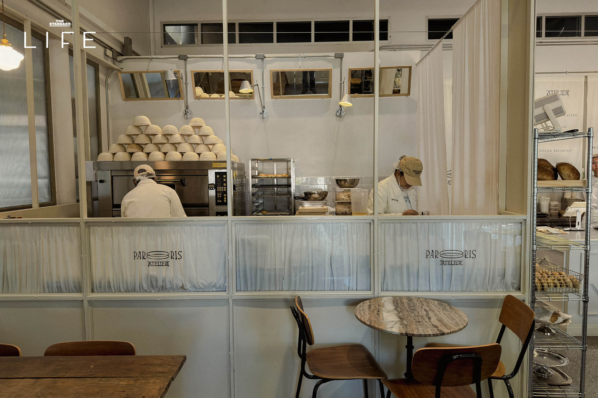 ภาพบรรยากาศภายในร้าน PAR.RIS Atelier ที่ตกแต่งด้วยโทนสีขาวและเฟอร์นิเจอร์ไม้ 6