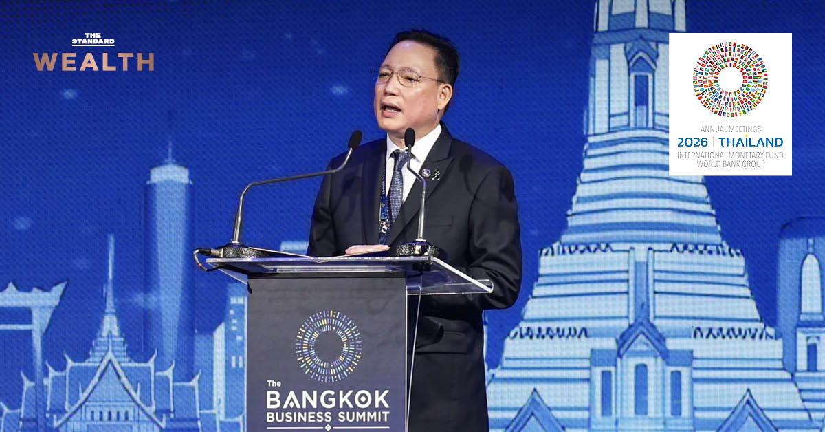 ภาพ ผยง ศรีวณิช กำลังกล่าวปาฐกถาบนเวที พร้อมข้อความ "ผยง ชี้โลกหมุนไว ไทยต้องเร่งเปลี่ยน ศักยภาพ สู่การลงมือทำ"