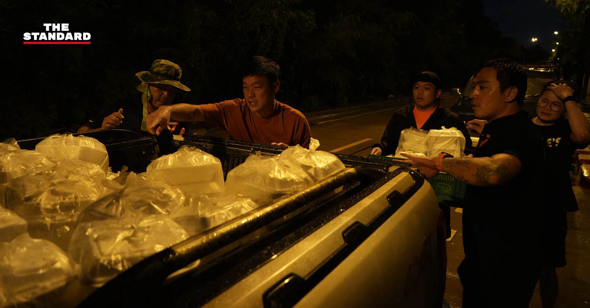 ภาพทีมงานพรรคประชาชนกำลังเตรียมอาหารและสิ่งของจำเป็นเพื่อนำไปช่วยเหลือผู้ประสบภัยน้ำท่วมในพื้นที่บางกะปิ ลาดพร้าว และรามคำแหง