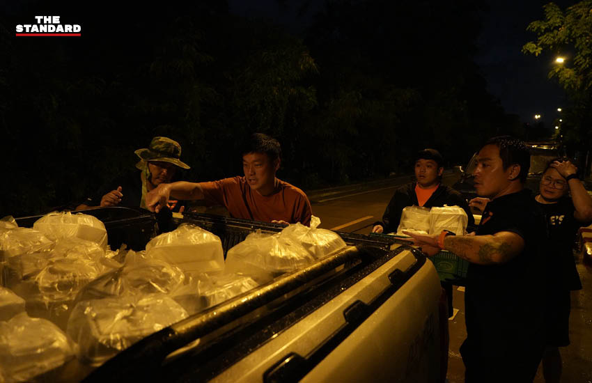ภาพทีมงานพรรคประชาชนกำลังเตรียมอาหารและสิ่งของจำเป็นเพื่อนำไปช่วยเหลือผู้ประสบภัยน้ำท่วมในพื้นที่บางกะปิ ลาดพร้าว และรามคำแหง 1