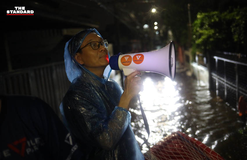 ภาพทีมงานพรรคประชาชนกำลังเตรียมอาหารและสิ่งของจำเป็นเพื่อนำไปช่วยเหลือผู้ประสบภัยน้ำท่วมในพื้นที่บางกะปิ ลาดพร้าว และรามคำแหง 2
