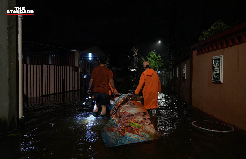 ภาพทีมงานพรรคประชาชนกำลังเตรียมอาหารและสิ่งของจำเป็นเพื่อนำไปช่วยเหลือผู้ประสบภัยน้ำท่วมในพื้นที่บางกะปิ ลาดพร้าว และรามคำแหง 5