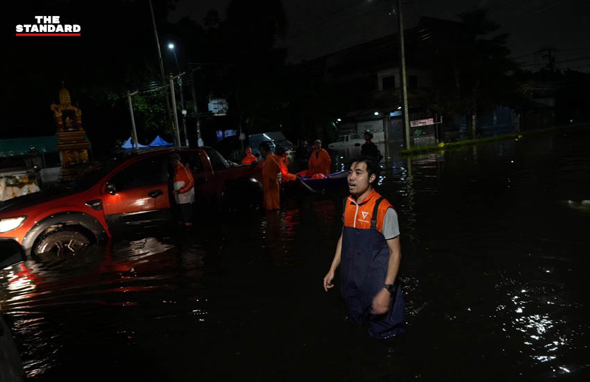 ภาพทีมงานพรรคประชาชนกำลังเตรียมอาหารและสิ่งของจำเป็นเพื่อนำไปช่วยเหลือผู้ประสบภัยน้ำท่วมในพื้นที่บางกะปิ ลาดพร้าว และรามคำแหง 6