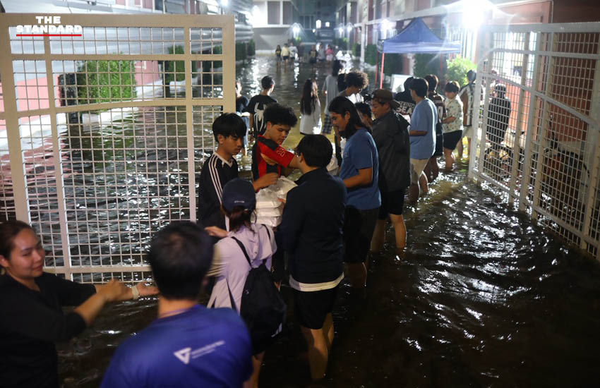 ภาพทีมงานพรรคประชาชนกำลังเตรียมอาหารและสิ่งของจำเป็นเพื่อนำไปช่วยเหลือผู้ประสบภัยน้ำท่วมในพื้นที่บางกะปิ ลาดพร้าว และรามคำแหง 9