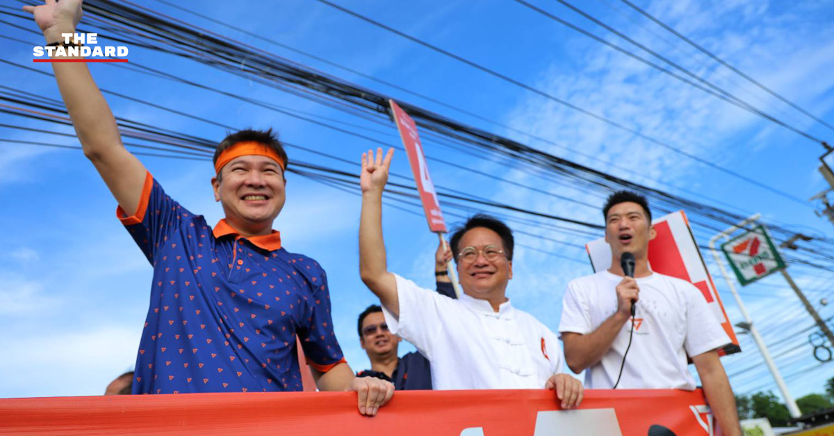 ภาพขบวนรถหาเสียงของพรรคประชาชนในจังหวัดนนทบุรี เพื่อสนับสนุน เดชรัต สุขกำเนิด ผู้สมัครนายก อบจ.