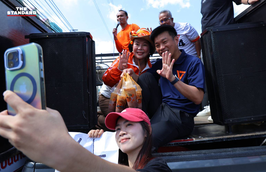 ภาพขบวนรถหาเสียงของพรรคประชาชนในจังหวัดนนทบุรี เพื่อสนับสนุน เดชรัต สุขกำเนิด ผู้สมัครนายก อบจ. 2