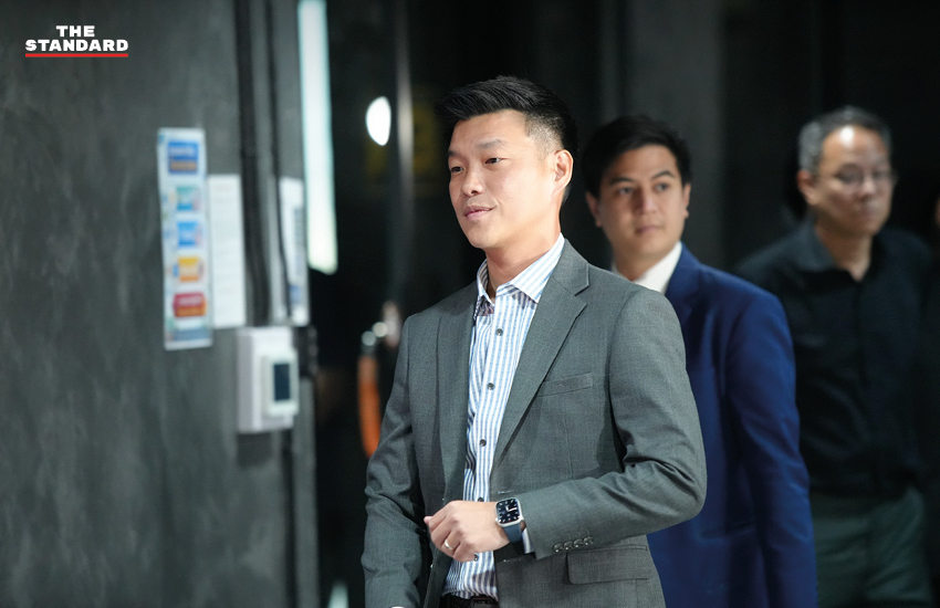 ณัฐพงษ์ เรืองปัญญาวุฒิ หัวหน้าพรรคประชาชน แถลงข่าวประเด็น กกต. ละเว้นสั่งฟ้องนักการเมือง 2