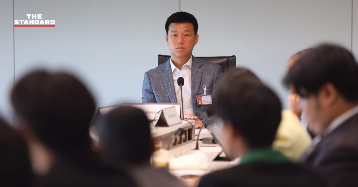 ณัฐพงษ์ เรืองปัญญาวุฒิ หัวหน้าพรรคประชาชน แถลงข่าวพร้อมคณะครม.เงา และตัวแทนนักศึกษา