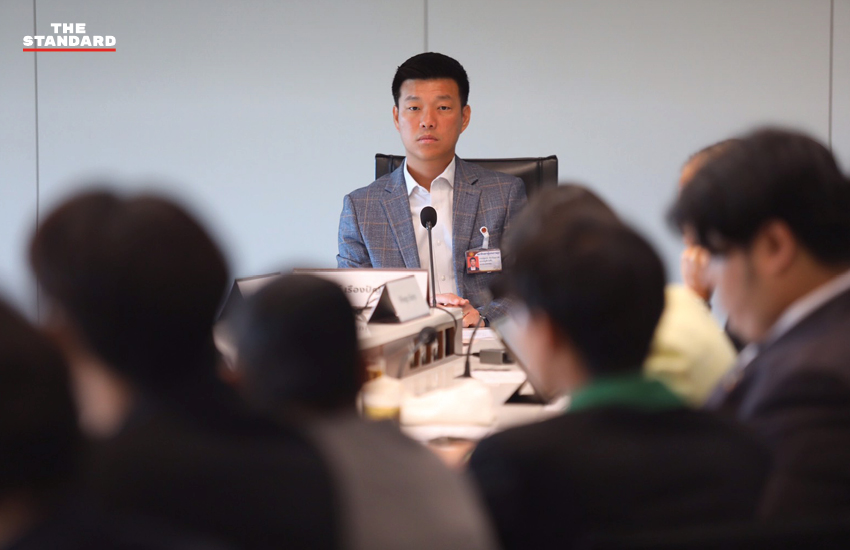 ณัฐพงษ์ เรืองปัญญาวุฒิ หัวหน้าพรรคประชาชน แถลงข่าวพร้อมคณะครม.เงา และตัวแทนนักศึกษา 1