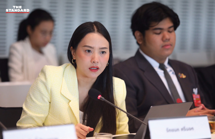 ณัฐพงษ์ เรืองปัญญาวุฒิ หัวหน้าพรรคประชาชน แถลงข่าวพร้อมคณะครม.เงา และตัวแทนนักศึกษา 3