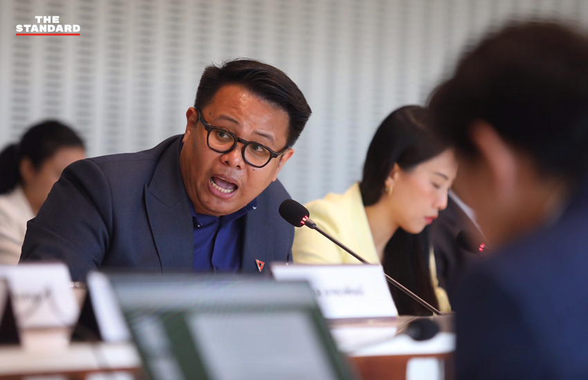 ณัฐพงษ์ เรืองปัญญาวุฒิ หัวหน้าพรรคประชาชน แถลงข่าวพร้อมคณะครม.เงา และตัวแทนนักศึกษา 4